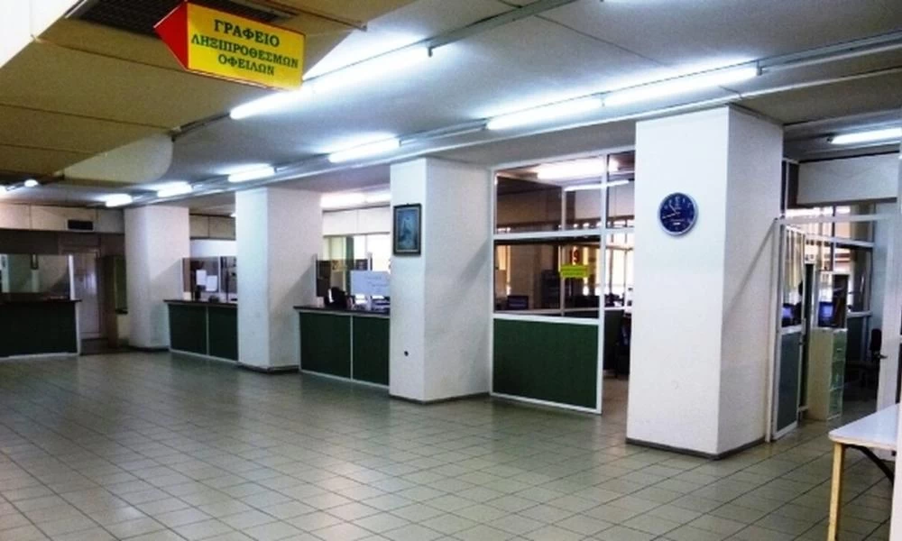 Πολίτης έσπασε το πόδι εφοριακού για μια φορολογική ενημερότητα
